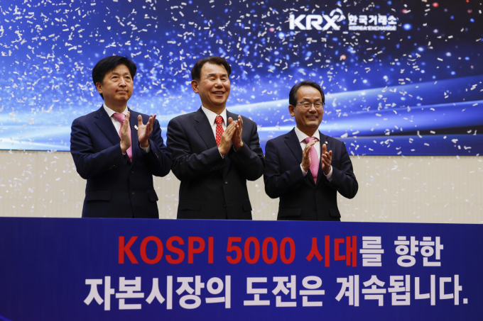정은보(가운데) 한국거래소 이사장과 오기형 코스피5000특위위원장, 강준현 더불어민주당 의원이 지난 27일 서울 영등포구 KRX 한국거래소 서울사무소에서 열린 코스피 사상 최초 4000 돌파 기념행사에서 세리머니를 하고 있다./사진=뉴시스