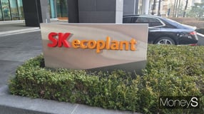 SK에코플랜트가 그룹 내 반도체 전문가 김영식 SK하이닉스 양산총괄(CPO)을 신임 사장으로 내정했다. 내년으로 예정된 기업공개(IPO) 준비 작업을 본격화할 전망이다. 사진은 종로구 SK에코플랜트 사옥 현판. /사진=김창성 기자