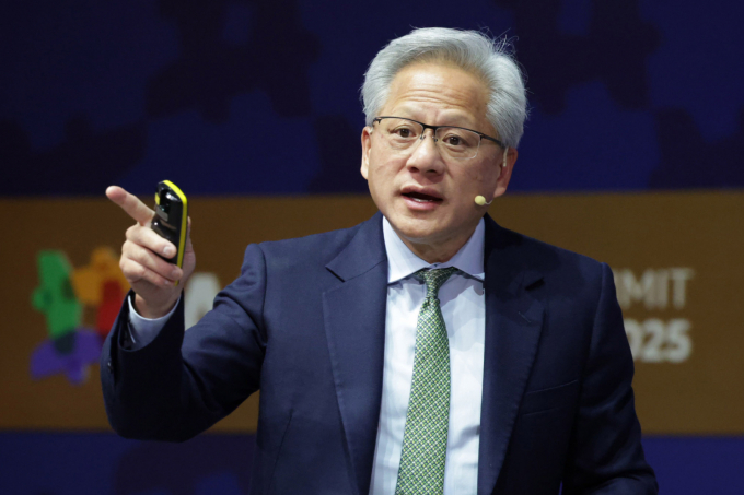 지난 31일 경북 경주예술의전당에서 열린 아시아태평양경제협의체(APEC) CEO 서밋에서 특별세션 기조연설을 하고 있는 젠슨 황 CEO. /사진=뉴시스