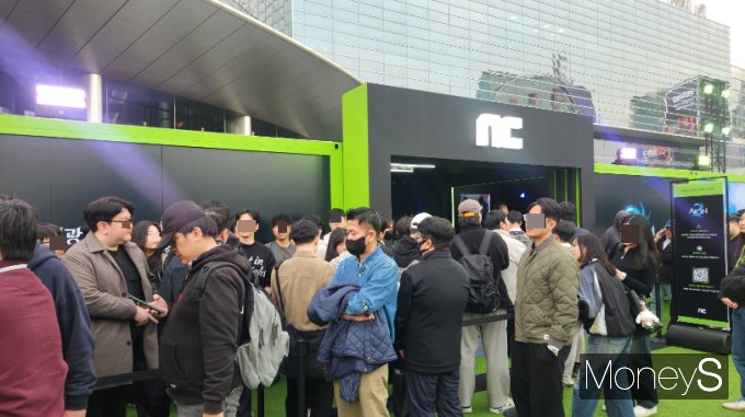 지난 30일 서울 코엑스에서 열린 '지포스 게이머 페스티벌'(지포스)에 마련된 엔씨소프트 부스에 사람들이 줄을 지어 시연 기회를 기다리고 있다. /사진=양진원 기자 