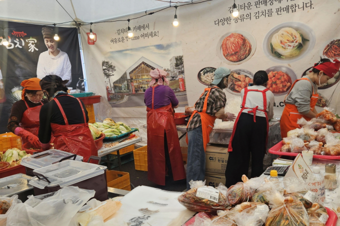 31일 시청 광장에서 제32회 광주김치축제가 개막한 가운데 관계자들이 김치 담그기에 분주하다./사진=광주광역시 제공