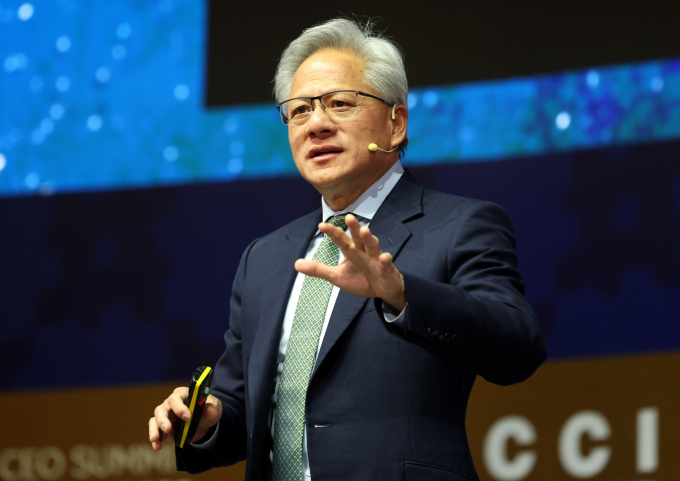 젠슨 황 엔비디아 최고경영자(CEO)가 31일 경북 경주예술의전당에서 열린 아시아태평양경제협의체(APEC) CEO 서밋에서 특별세션 기조연설을 하고 있다. / 사진=공동취재 /사진=(경주=뉴스1) 김민지 기자