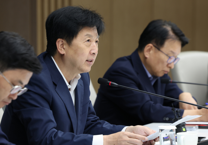 3차 상법 개정안과 세법 개정안이 연내 추진될 것으로 전망되는 가운데 고배당 ETF에 관심이 쏠린다. 사진은 지난달 9일 오후 서울 중구 대한상공회의소에서 열린 더불어민주당 코스피5000특위·경제형벌민사책임합리화TF와 경제 8단체의 간담회에서 오기형 특위 위원장이 모두발언을 하는 모습. /사진=뉴스1