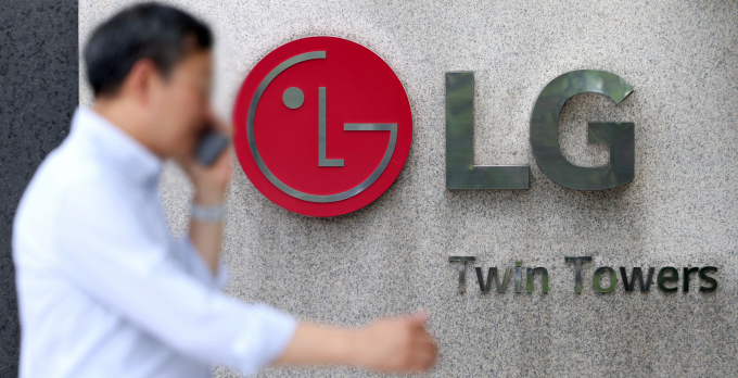 지난 7월 한 시민이  LG전자 본사가 소재한 서울 여의도 LG트윈타워 앞을 지나고 있는 모습. /사진=뉴시스