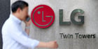 지난 7월 한 시민이  LG전자 본사가 소재한 서울 여의도 LG트윈타워 앞을 지나고 있는 모습. /사진=뉴시스
