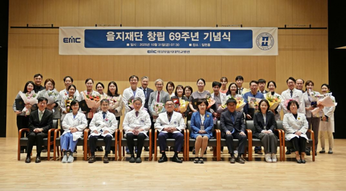 박준영 을지재단 회장(앞줄 가운데)과 의정부을지대병원 보직자 및 표창 수상자들이 31일 오전 열린 을지재단 창립 69주년 기념식에서 기념촬영을 하고 있다. /사진제공=의정부을지대학병원
