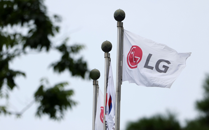 LG전자는 31일 3분기(7~9월) 실적 발표 컨퍼런스콜에서 "여러 업체들이 현재 엔비디아와 협업을 추진하고 있는 것으로 알고 있으며 LG전자도 마찬가지"라며 "다양한 엔비디아의 인공지능(AI) 플랫폼 생태계에 합류해 로보틱스 기술을 고도화하겠다는 계획을 가지고 있다"고 밝혔다. 사진은 지난 7월 LG전자 본사가 소재한 서울 여의도 LG트윈타워에서 LG 깃발이 바람에 휘날리고 있는 모습. /사진=뉴시스