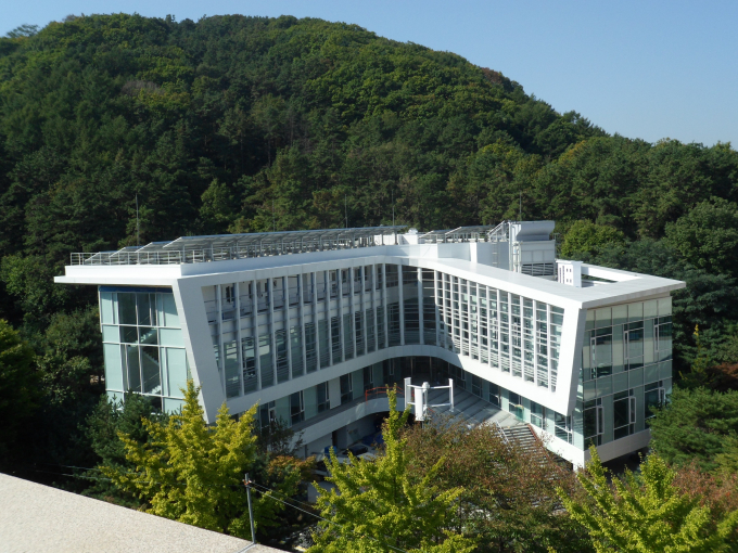 에너지 사용량을 스스로 조절하는 아파트 등 주거 신기술을 개발하는 그린스마트 이노베이션센터. 탄소중립 실현을 목적으로 현대건설의 R&D가 이뤄지는 실증 거점이다. 사진은 그린스마트 이노베이션센터 전경. /사진 제공=현대건설