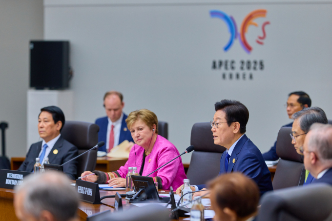 이재명 대통령이 31일 경북 경주시 라한셀렉트호텔에서 열린 2025 APEC(아시아태평양경제협력체) 정상회의 만찬에서 건배를 건넸다. 사진은 31일 이재명 대통령이 경북 경주시 경주화백컨벤션센터에서 열린 2025 APEC(아시아태평양경제협력체) 정상회의 제1세션을 주재하고 있는 모습. /사진=뉴시스(대통령실 제공)