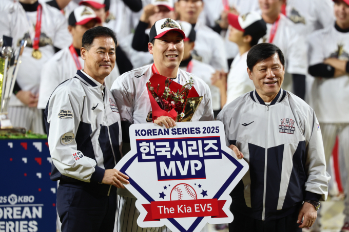 LG트윈스 김현수가 세 번째 우승 반지를 차지했다. 사진은 지난 31일 2025 신한 SOL 뱅크 KBO리그 포스트시즌 한국시리즈 MVP를 차지한 김현수. /사진=뉴스1