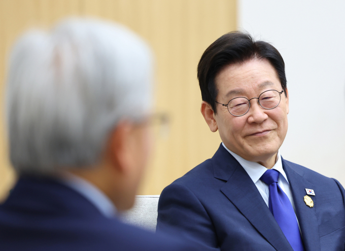 이재명 대통령이 경주에서 열리는 APEC 정상회의 두 번째 세션을 1일 주재하고 논의 결과를 담은 '경주 선언' 등을 채택할 예정이다. 사진은 이 대통령이 하루 전인 지난달 31일 APEC 정상회의 장소인 경북 경주화백컨벤션센터(HICO)에서 젠슨 황 엔비디아 CEO를 접견하던 모습. /사진=대통령실통신사진기자단