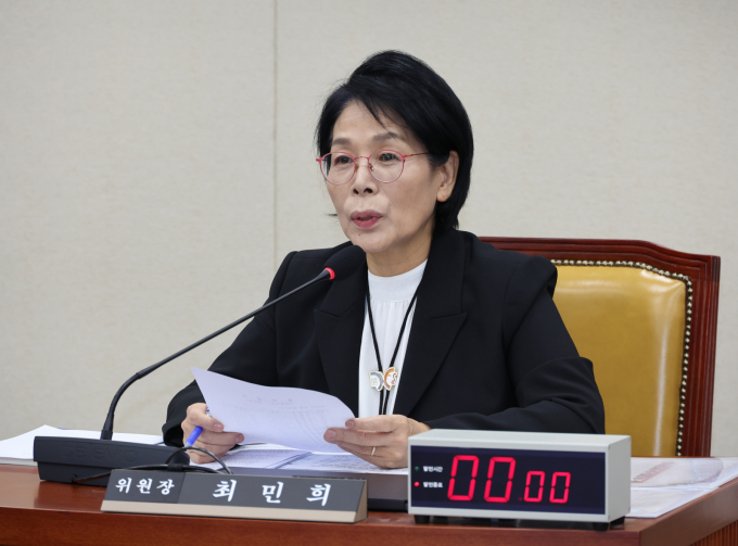 국민의힘이 딸 결혼식 축의금 논란 등을 빚은 최민희 국회 과학기술정보방송통신위원장은 즉각 사퇴해야 한다고 주장했다. 사진은 최 위원장이 지난달 30일 서울 여의도 국회에서 열린 국정감사에 나섰던 모습. /사진=뉴시스