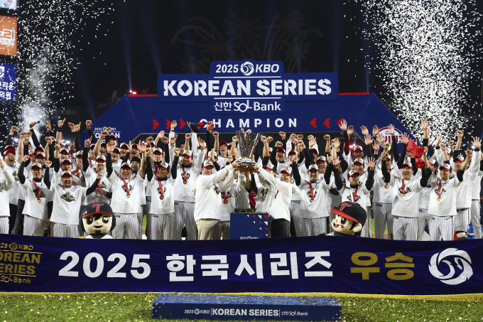 LG트윈스가 한화 이글스와의 한국시리즈 5차전을 이기며 5년 만에 통합 우승을 확정했다. /사진=뉴시스