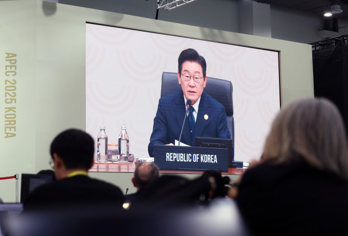 이재명 대통령이 1일 경주 APEC 정상회의에서 AI와 인구구조 변화에 대응하기 위해 새로운 성장 동력을 공동 모색하자고 제안했다. 사진은 2025 APEC 정상회의 폐막일인 1일 오전 APEC 정상회의 제2세션이 생중계되는 모습. /사진=뉴스1