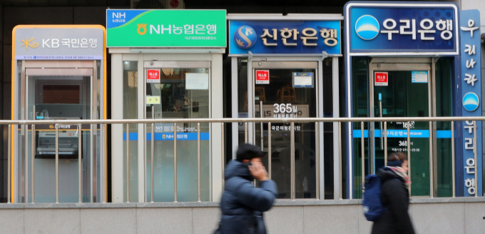 최근 한 달 새 시중은행 예금상품 금리가 올랐다. 사진은 서울시내 한 은행 ATM기기 앞. /사진=뉴시스