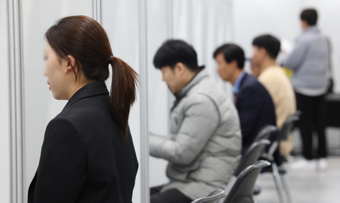 구직자 10명 중 8명은 낮은 연봉 수준을 고려해 중소기업에 지원하지 않은 것으로 나타났다. 사진은 지난달 28일 경기 수원에서 열린 일자리박람회에서 구직자들이 면접을 보던 모습. /사진=뉴스1