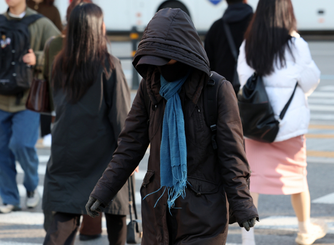 일요일인 2일은 낮부터 강한 바람이 불고 기온이 떨어져 체감 온도가 낮아진다. 사진은 최근 서울 종로구 광화문네거리. /사진=뉴시스