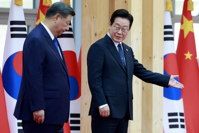 이재명 대통령이 한·중 정상회담에서 시진핑 중국 국가주석에게 최고급 바둑판 세트와 나전칠기 쟁반을 선물했다. 사진은 이 대통령과 시 주석이 1일 경북 경주박물관에서 열린 공식 환영식에 참석한 모습. /사진=뉴시스