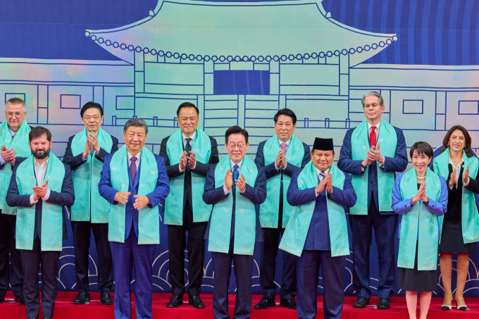 이재명 대통령이 APEC 정상회의를 마무리했다. 사진은 정상회의 뒤 회원국 정상들과 함께 한 이 대통령. /사진=대통령실(뉴스1)