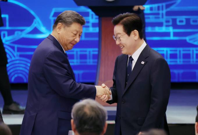 한·중 정상회담이 국빈만찬을 끝으로 마무리됐다. 사진은 이재명(오른쪽) 대통령과 시진핑 중국 국가주석이 1일 경북 소노캄 경주 그랜드볼룸에서 열린 한·중 국빈만찬에서 악수하던 모습. /사진=뉴시스