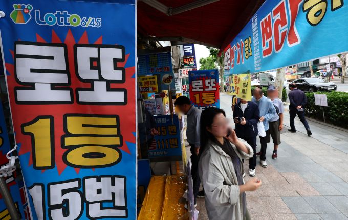 1196회 로또 1등 당첨자는 15명이며 1인당 20억원가량을 수령한다. 사진은 서울시내 한 복권판매점. /사진=뉴시스