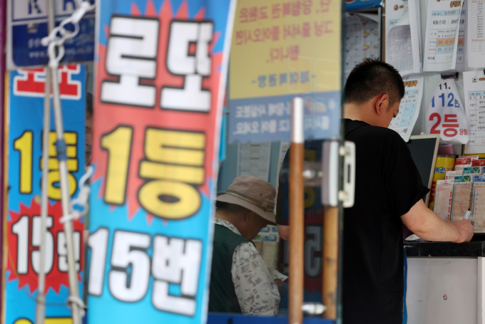1196회 로또 1등 당첨자는 15명으로 1인당 20억원가량을 수령한다. 사진은 서울시내 한 복권판매점. /사진=뉴시스