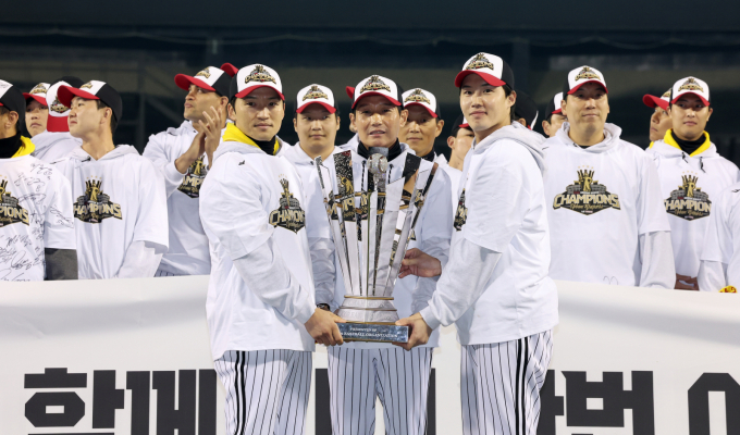 LG트윈스 주장 박해민(왼쪽부터), 염경엽 감독, 임찬규가 지난 1일 서울 송파구 잠실야구장에서 열린 '한국시리즈 통합우승 IN 잠실' 행사에서 트로피를 들어올리고 있다./사진=뉴스1