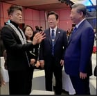 이재명 대통령과 시진핑 주석, 박진영 대중문화교류위원장이 대화 도중 시 주석이 &#039;베이징 공연을 하자&#039;는 제안과 함께 외교부장을 불러 직접 지시했다. /사진=박진영 SNS