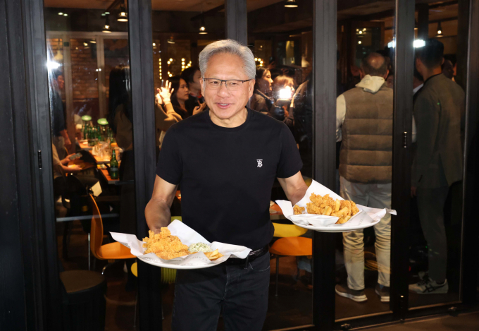 젠슨 황 엔비디아 최고경영자가 지난달 30일 이재용 삼성전자 회장, 정의선 현대자동차그룹 회장과 서울 강남구 깐부치킨 매장에서 치킨 회동 중 시민들에게 치킨 등을 나눠주기 위해 밖으로 나오고 있다. /사진=뉴시스 (공동취재) 