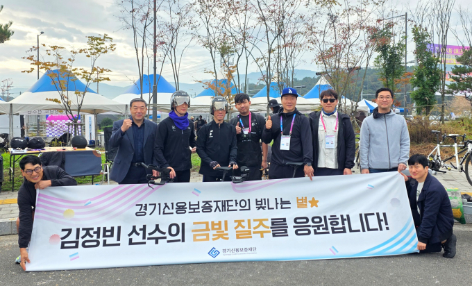 경기신용보증재단 소속 경기도 대표 선수단 김정빈 선수(오른쪽부터 4번째)가 제45회 전국장애인체육대회 탠덤사이클(남자) 개인도로 독주 19km B(선수부) 부문과 개인도로 83km B(선수부) 부문에서 금메달을 차지하며 2관왕에 올랐다. /사진 제공=경기신보