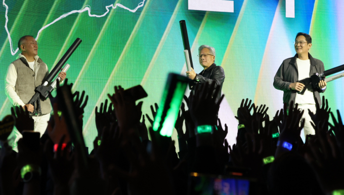 젠슨 황 엔비디아 최고경영자(CEO)가 이재용 삼성전자 회장, 정의선 현대자동차그룹 회장이 지난 10월30일 서울 강남구 코엑스에서 엔비디아 지포스 게이머 페스티벌에 참석해 선물을 나눠주고 있다. /사진=뉴시스 정병혁 기자(공동취재)