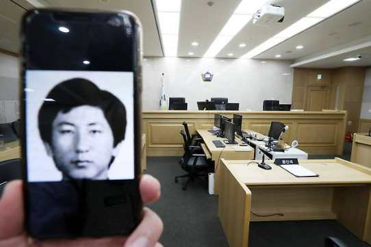 SBS다큐멘터리 괴물의 시간이 이춘재 전처를 만나 이춘재에 관한 얘기를 들어본다. 사진은 2020년 11월 이춘재가 증인으로 출석한 수원지방법원 501호 법정 모습. /사진=뉴스1