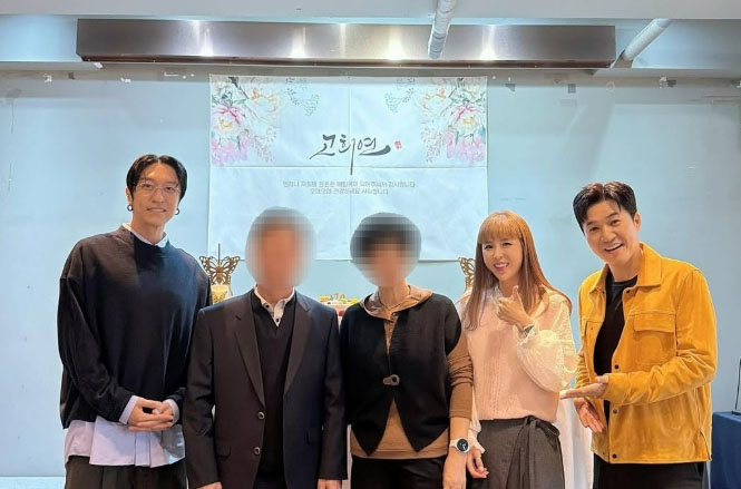 코요태 신지가 리더 김종민과 빽가와 함께 아버지 고희연에서 기념사진을 촬영을 하고 있다. /사진=신지 인스타그램 캡처