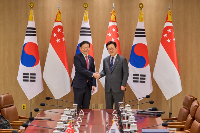이재명 대통령과 로렌스 웡 싱가포르 총리가 2일 서울 용산 대통령실 청사에서 한-싱가포르 정상회담 기념촬영을 하고 있다. /사진=뉴스1 이재명 기자(대통령실 제공)