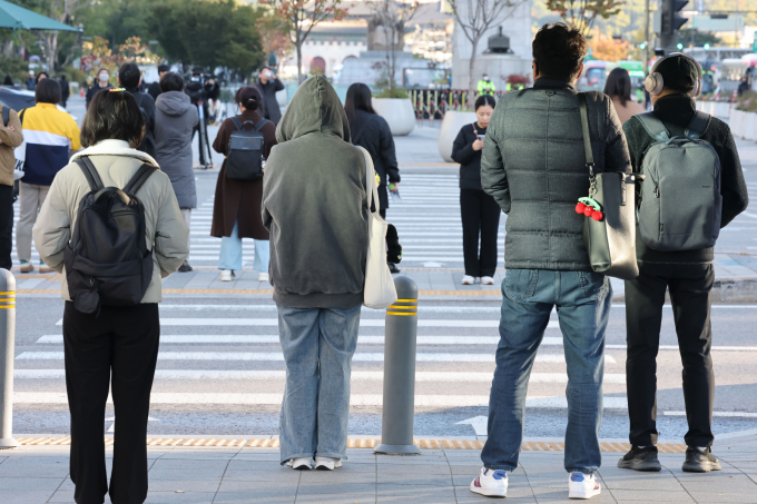 올가을 들어 가장 추운 날씨를 보인 지난달 28일 오전 서울 종로구 광화문에서 겨울 외투를 입은 시민들이 발걸음을 옮기고 있다. /사진=뉴스1 이광호 기자