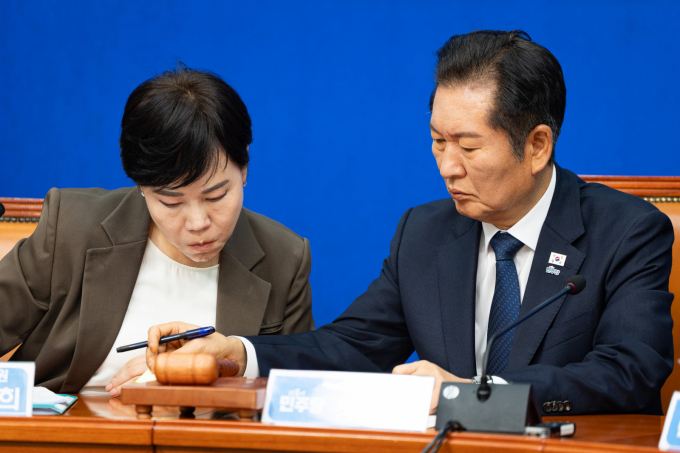 더불어민주당이 3일 사법불신 극복·사법행정 정상화 태스크포스를 발족한다. 사진은 지난달 15일 정청래 더불어민주당 대표(오른쪽)와 전현희 최고위원이 서울 여의도 국회에서 열린 더불어민주당 최고위원회의에서 당직자가 건넨 메모를 살피고 있는 모습. /사진=뉴스1
