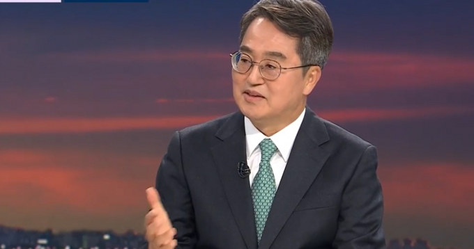 김동연 경기도지사가 지난 2일 'JTBC 뉴스룸'에 출연해 다양한 정책에 대한 견해를 밝히고 있다. /사진제공=JTBC