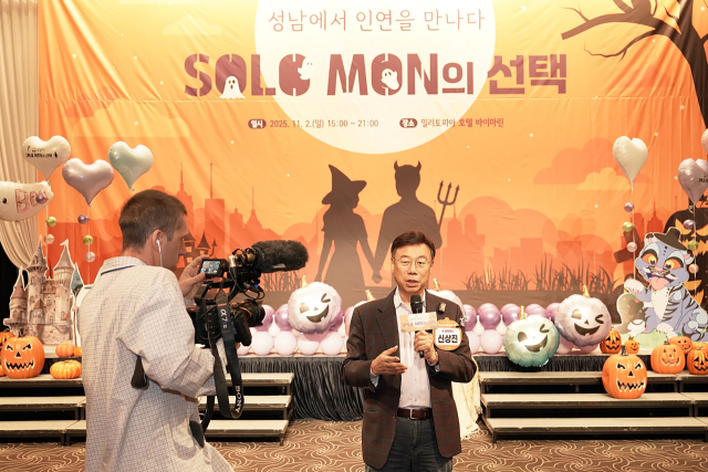 신상진 성남시장이 11월 2일 ‘솔로몬의 선택’ 행사를 취재 나온 영국 일간지 ‘더 가디언'과 인터뷰하고 있다. /사진제공=성남시 