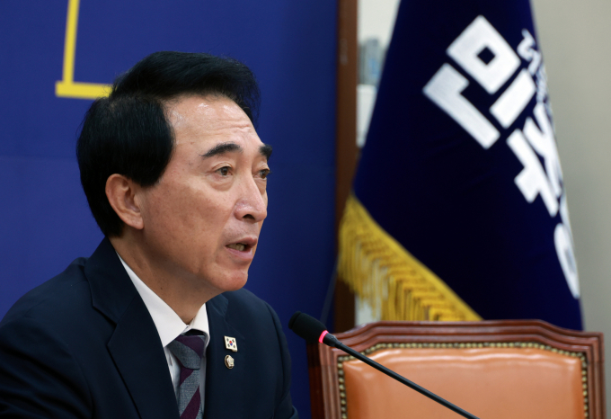 박수현 더불어민주당 수석대변인이 3일 자신의 페이스북에 국민의힘이 형법제324조 강요죄를 범하고 있다고 밝혔다. 사진은 지난 2일 박 수석대변인이 서울 여의도 국회에서 국정감사 등 현안 관련 기자간담회를 하고 있는 모습. /사진=뉴시스