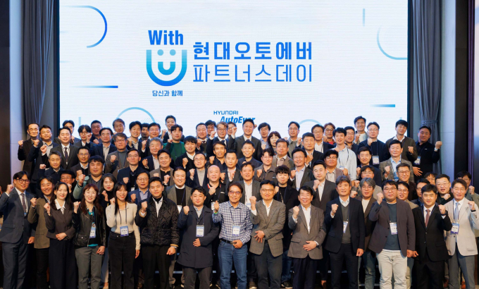 지난달 28일 협력사와의 상생을 위한 '현대오토에버 파트너스 데이'에서 관계자들이 기념촬영을 하고 있다. /사진=현대오토에버