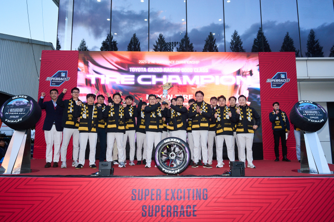 넥센타이어가 지난 2일 오네 슈퍼레이스 TOYOTA 6000 클래스 2025 타이어 제조사 챔피언을 수상했다. /사진=넥센타이어