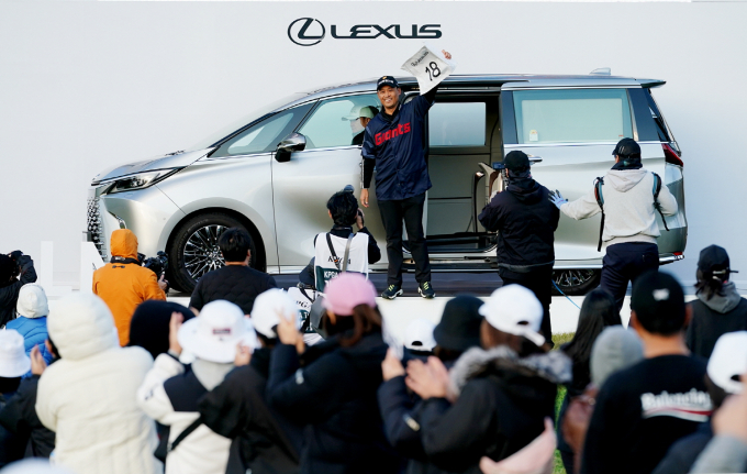 2025 렉서스 마스터즈 챔피언 김재호가 18번홀에 전시된 플래그십 MPV ‘LM 500h’에서 등장하고 있다. /사진=토요타코리아