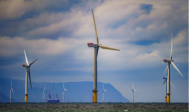 정부가 2030년까지 해상풍력 발전 보급 목표(14.3GW)를 달성할 경우 최대 36만개에 육박하는 양질의 신규 일자리가 창출될 수 있다는 분석이 나왔다. 사진은 영국 리버풀만의 해상풍력 발전단지 모습. /사진=뉴시스