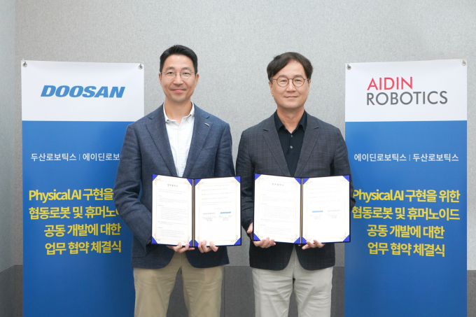 김민표 두산로보틱스 대표(왼쪽)가 최혁렬 에이딘로보틱스 대표와 기념사진을 촬영하고 있다./사진=두산로보틱스