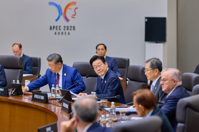 이재명 대통령이 3일 자신의 페이스북에 "모든 APEC 정상회의 일정을 마무리했다"며 글을 게재했다. 사진은 지난 1일 이재명 대통령이 경북 경주시 경주화백컨벤션센터에서 열린 2025 APEC(아시아태평양경제협력체) 정상회의 제2세션에서 참석자 발언을 듣고 있는 모습. /사진=뉴시스(대통령실 제공)
