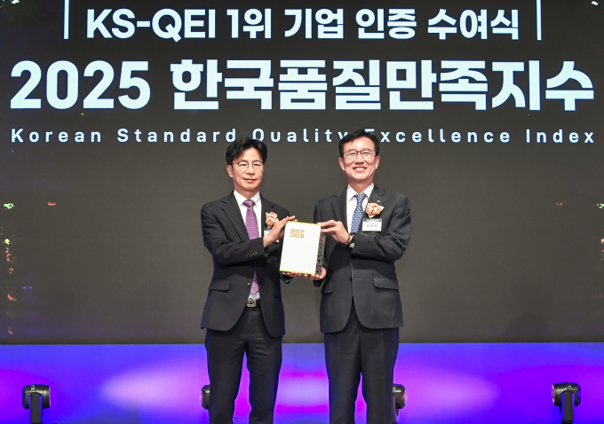  지난달 28일 서울 롯데호텔에서 '2025 한국품질만족지수 1위 기업 인증 수여식'이 열린 가운데 한전KPS 박인수 품질경영처장(왼쪽)이 인증패를 받고 한국표준협회 문동민 회장과 기념 촬영을 하고 있다./사진제공=한전KPS