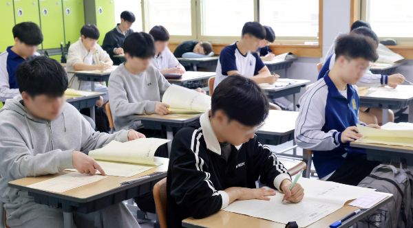 2026학년도 대학수학능력시험이 열흘 앞으로 다가왔다. 사진은 2026학년도 대학수학능력시험을 앞두고 마지막 모의고사인 전국연합학력평가가 실시된 지난달 14일 전북 전주시 전라고등학교에서 3학년 수험생들이 진지한 모습으로 시험을 치르고 있는 모습. /사진=뉴시스