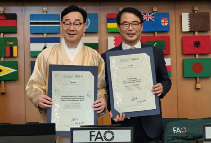 지난달 31일 하승철 하동군수(좌)와 장충남 남해군수가 인증서를 받고 기념촬영을 하고 있다.  /사진제공=경남도