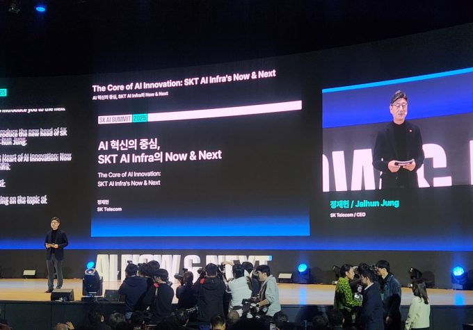 정재헌 SK텔레콤 신임 사장이 3일 서울 강남구 코엑스에서 열린 'SK AI SUMMIT 2025'에서 'AI 혁신의 중심, SKT AI Infra의 Now & Next'을 주제로 발표하며 향후 전략 'NEXT'를 공개했다. /사진=김성아 기자