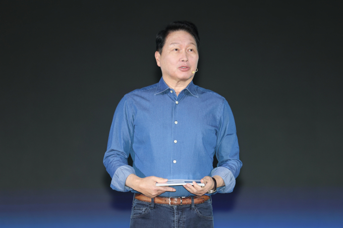  최태원 SK그룹 회장이 3일 서울 강남구 코엑스 오디토리움에서 열린 'SK AI 서밋 20 25' 키노트 세션에서 'AI Now & Next'를 주제로 기조연설을 하고 있다./사진=뉴스1